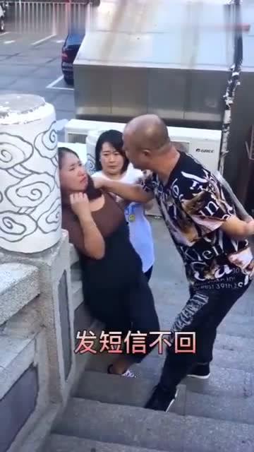 模特兄弟吃瓜图片搞笑视频,笑料百出！