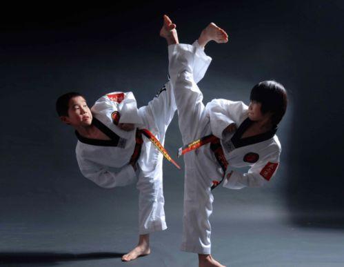 跆拳道大师吃瓜视频,现场搞笑瞬间引网友热议