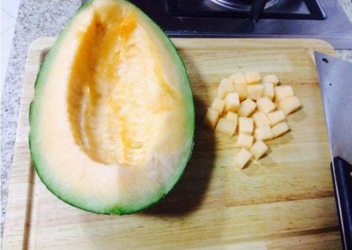 广西靓仔吃哈密瓜视频,趣味食光引网友热议